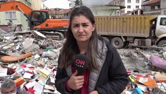 Dükkanın olduğu bina çöktü, malları enkazda kaldı