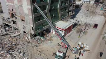 Adıyamanda hasarlı binalarda eşya mesaisi