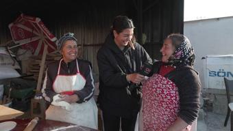 Evleri yıkılan abla kardeş gözleme yaparak hayata tutunuyor