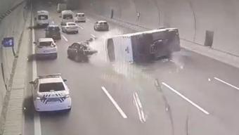 Servis aracının kaza yaptığı anlar kamerada