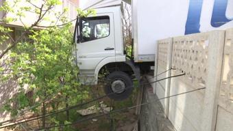 Freni tutmayan kamyon bahçeye daldı