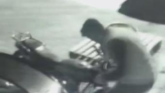 Güngörende motosikleti çalamayınca parmak izlerini silip kaçtı