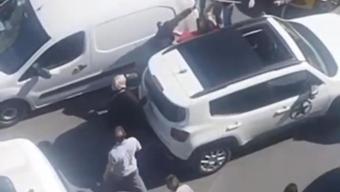 Trafiği birbirine kattılar: Sopalı yol verme kavgası