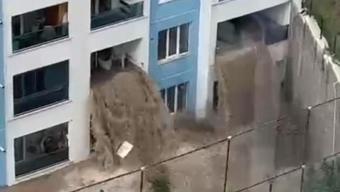 Ankarada sağanak hayatı felç etti, taşan sular dairelerden boşaldı