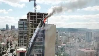 Ataşehirde iş merkezinin dış cephesi yanıyor