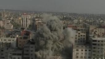 Gazze şeridine bombalar yağıyor