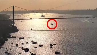 Boğazda gösteri düzenleyen SOLOTÜRK, köprünün altından geçti