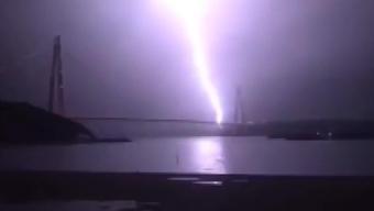 Yavuz Sultan Selim Köprüsüne yıldırım düşme anı kamerada