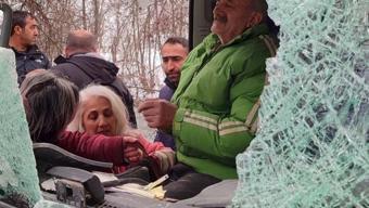 Dağdan kopan kaya parçası aracın içerisine girmişti: Sürücü hayatını kaybetti
