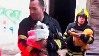 Bebekler alevlerin arasından kurtarıldı