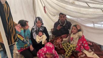 Ne montları var ne de ayakkabıları... Gazzeliler soğuk kışla mücadele ediyor