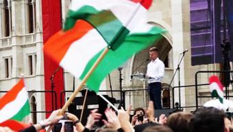 Macaristanda hükümet istifa protestosu