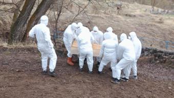 Kâbus geri döndü Mahalleli özel giysi giyerek toprağa verdi...