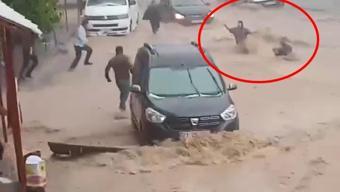 Şırnakta sele kapılan 2 kişiyi vatandaşlar kurtardı