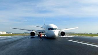 İstanbul Havalimanında uçak gövdesi üstü indi