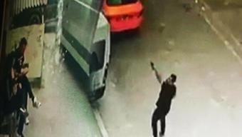 Balkondan üzerine su döküldü... Evi kurşunladı