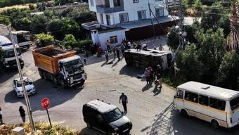 Kamyon öğrenci servisine çarptı O anlar kamerada...