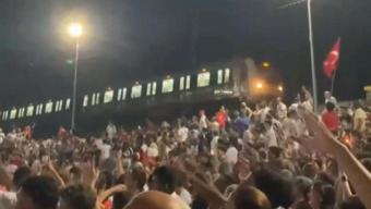 Bakırköyde Marmaray milli maçı izlemek için durdu