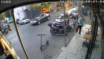 O anlar kamerada: Sokak ortasında silahlı saldırı