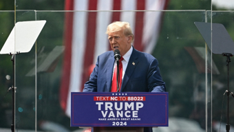 VİDEO | Trumptan saldırı sonrası ilk miting: Kurşun geçirmez camın arkasından konuştu