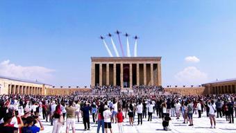 Türk Yıldızları Ataya saygı uçuşunda İşte o anlar... | VİDEO HABER