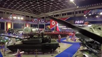 KUZEY KOREDEN GÖVDE GÖSTERİSİ: Son teknoloji silahlar