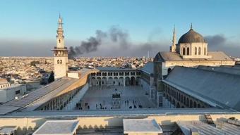 İşte Şamdaki tarihi Emevi Camii Dört bir yanda dumanlar yükselirken ibadet ediyorlar...