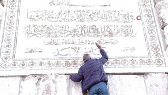 Suriyede rejimin izleri yok ediliyor... Hafız Esad yazısı çekiç ile silindi
