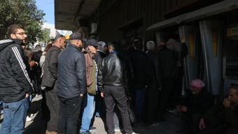 Rejim devrildi, maaşlar yattı Suriyeliler ATMler önünde uzun kuyruklar oluşturdu