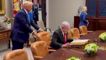 O GÖRÜNTÜ VİRAL OLDU… Trump, Netanyahu sandalyesini itti