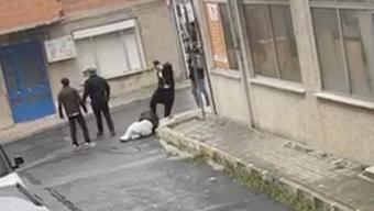 İstanbulda dehşet veren görüntüler Tartıştıkları kişiyi sokak ortasında dövdüler
