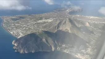Dünyanın gözü bu adanın üzerinde CNN TÜRK Santoriniyi havadan görüntüledi