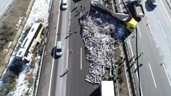 Son Dakika... Kuzey Marmara Otoyolunda trafiği kilitleyen kaza: TIR otobüse çarptı