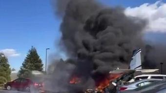 ABDde bir uçak kazası daha: Kapısı açık havalanan küçük uçak otoparka çakıldı