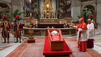 SON DAKİKA | Vatikanda Papaya son veda