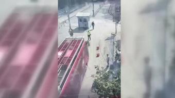 Otobüsü polisin üzerine sürdüğü açıklandı... O şoföre yurtdışı yasağıyla birlikte ev hapsi verildi