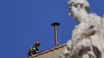 Vatikanda yeni papa için hazırlık: Dünyanın gözü bu bacada
