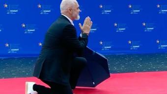 Arnavutluk Başbakanı Edi Rama İtalya Başbakanı Giorgia Meloniyi diz çökerek karşıladı