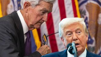 Trumptan Fed Başkanına yine hakaret: O BİR APTAL