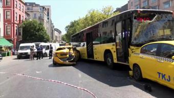 SON DAKİKA... İstanbul Beyoğlunda zincirleme kaza Yaralılar var