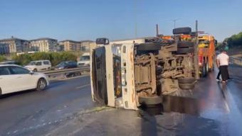 Başakşehir TEM Otoyolunda kamyonet devrildi