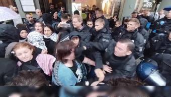 Alman polisinden göstericiye yumruk