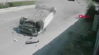 Feci kaza anı kamerada Refüje çarpan otomobil taklalar attı...