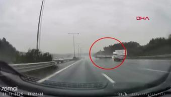 İstanbul’da seyir halindeki TIR şarampole uçtu