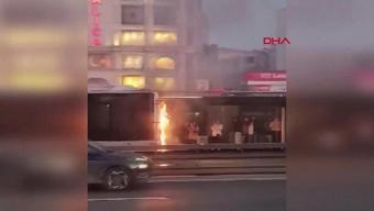SON DAKİKA... İstanbulda metrobüste yangın çıktı