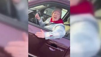 ABD’yi sarsan yeni görüntüler: ICE polisinin bir elinde telefon, diğerinde silah