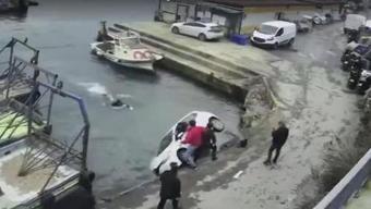 Sarıyer’de film gibi kurtarma Otomobil denize uçtu