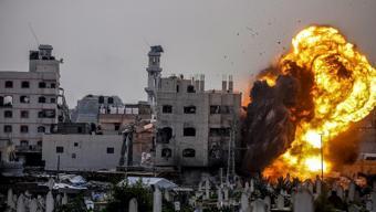 Ateşkese rağmen saldırılar sürüyor: İsrail Gazzede bir binayı böyle vurdu