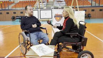 Ağzıyla resim çiziyor