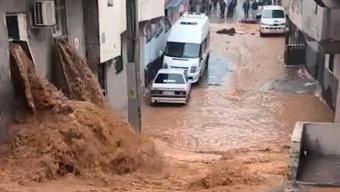 Güneydoğuda sağanak alarmı: Diyarbakırda yol çöktü, 11 mahalleye ulaşım kapandı Şanlıurfada Balıklıgöl taştı